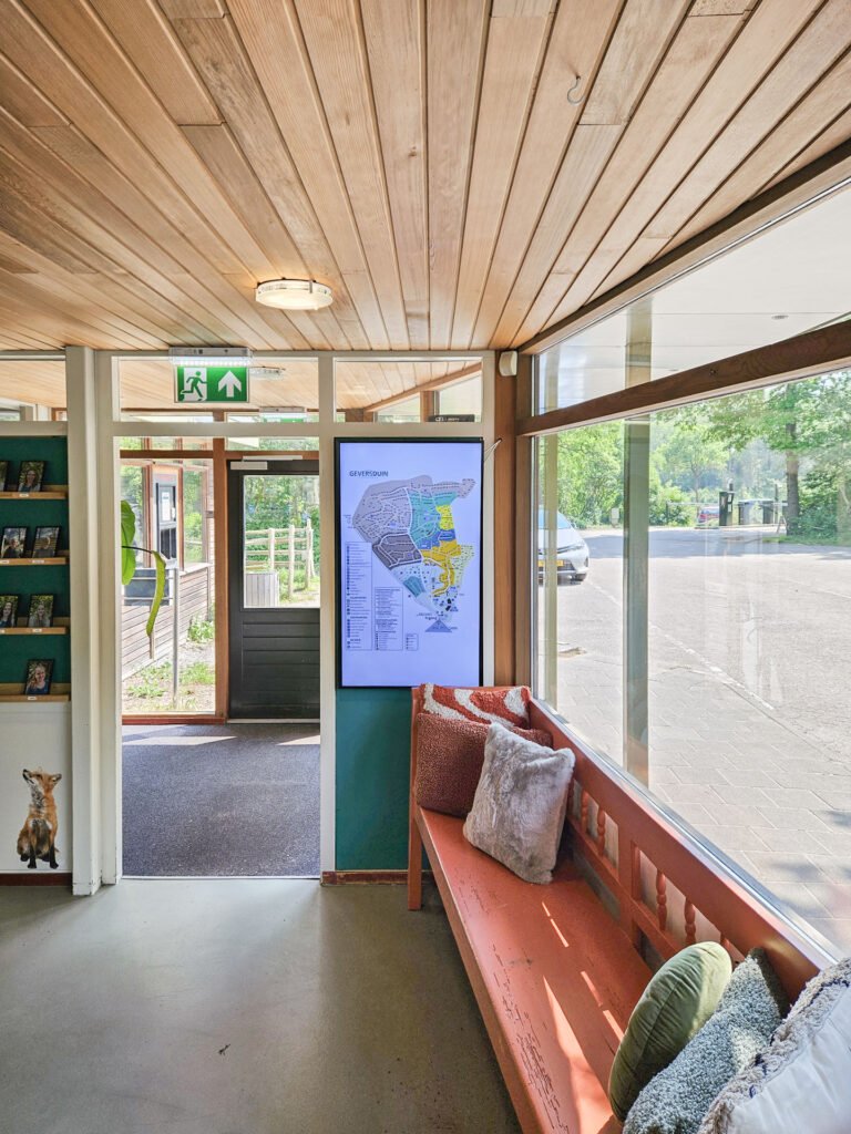 Hoe narrowcasting bij woningcorporaties zorgt voor betere bewonerscommunicatie én efficiëntere dienstverlening